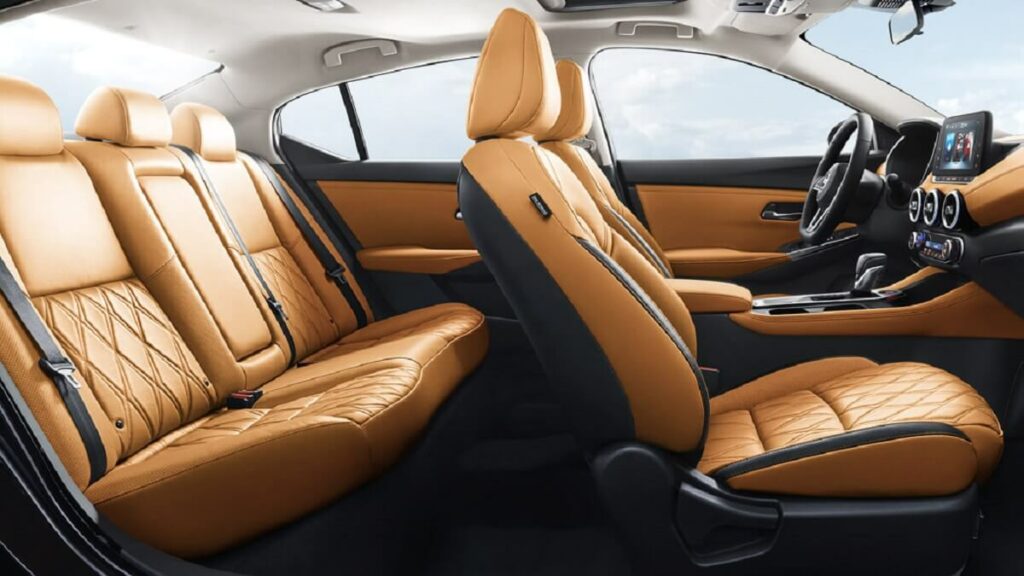 Interior do Sentra 2022 como novos detalhes em couro, na cor predominante marrom