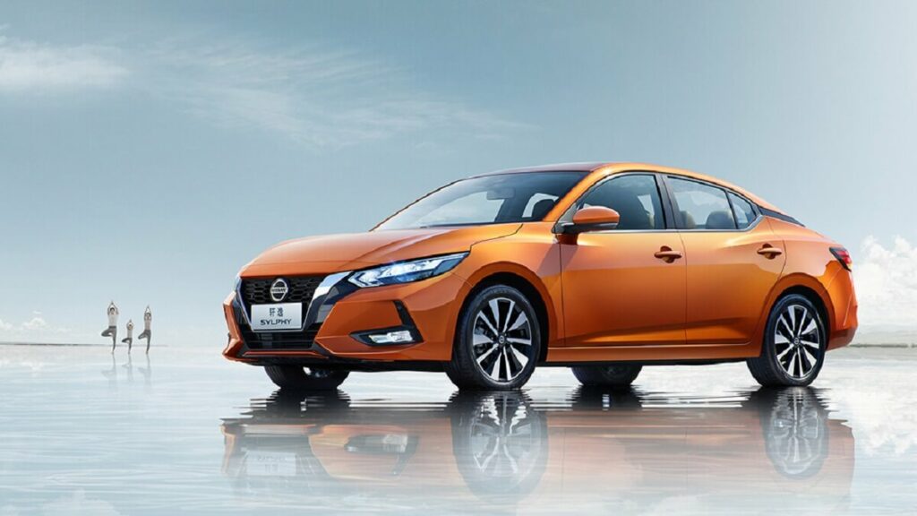 lateral do Nissan Sentra 2022 na cor laranja