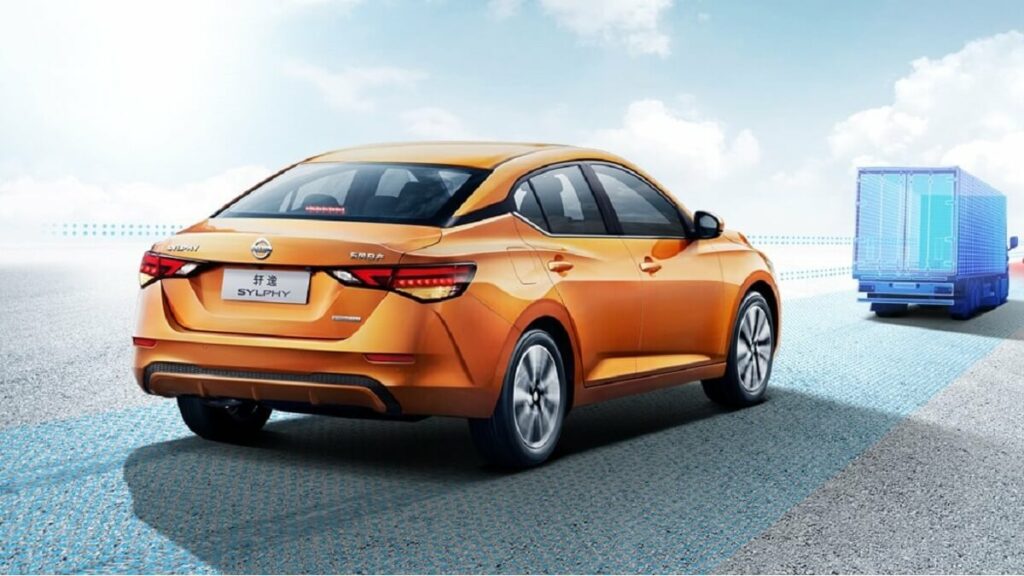Lanternas traseiras do Sentra 2022, carro na cor laranja