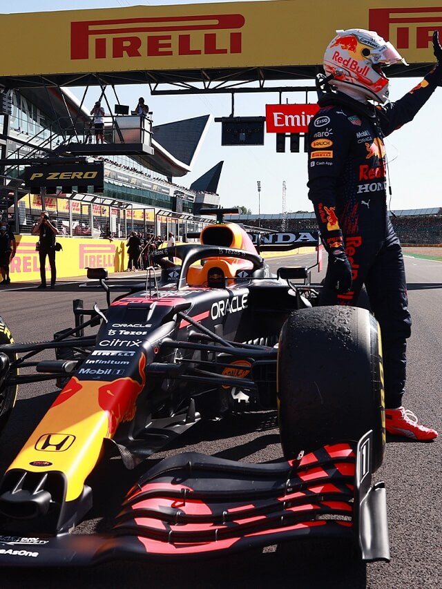 Piloto da Fórmula 1 e seu carro de corrida