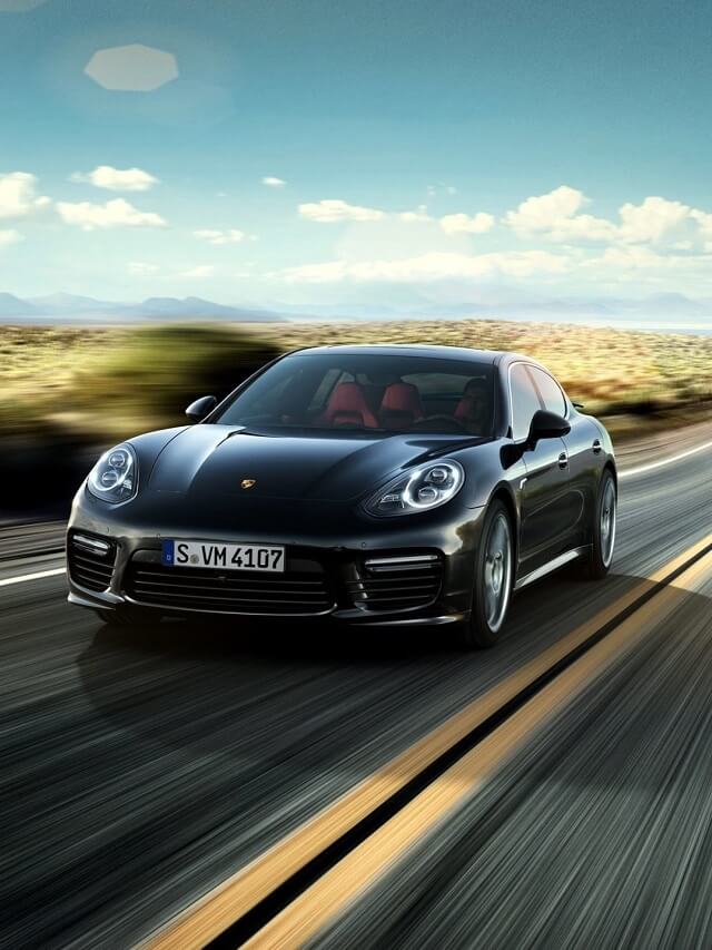 Novo Porsche Panamera 2022 na cor preta, andando no asfalto