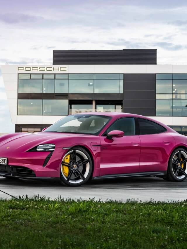 Novo Porsche Taycan 2022 na cor roxo, em frente a casa