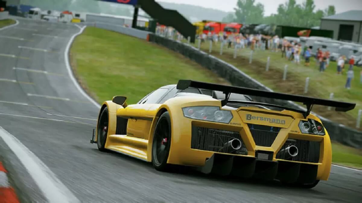 Imagem do jogo Project Cars com um carro esportivo amareclo em uma corrida