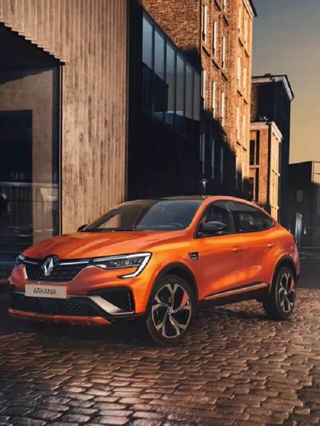 Novo Renault Arkana 2022, na cor laranja, parado em frente aos prédios