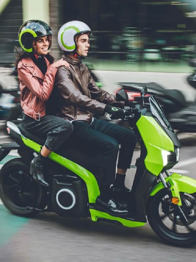 Nova Silence S01 2022, na cor verde, com pessoas em cima da scooter