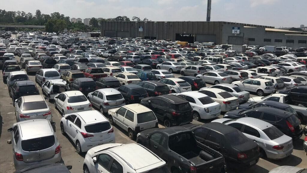 Pátio de leilão da empresa Sodré Santoro, com carros de vários modelos