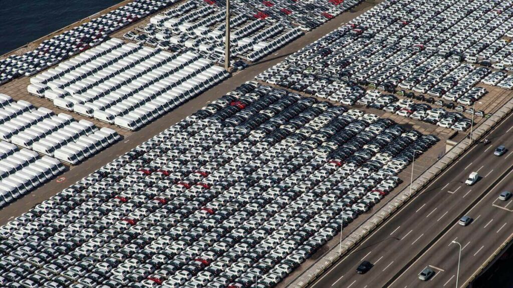 Pátio de veículos da Sodré Santoro, com diversos carros