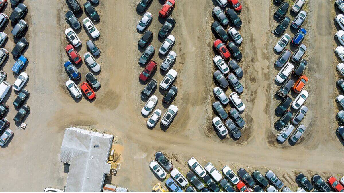 Carros no pátio da empresa Sodré Santoro leilões