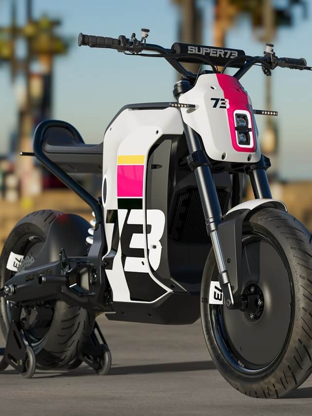 Nova moto elétrica C1X da Super73, parada na estrada, com a cor branca e detalhes em rosa, preto e amarelo
