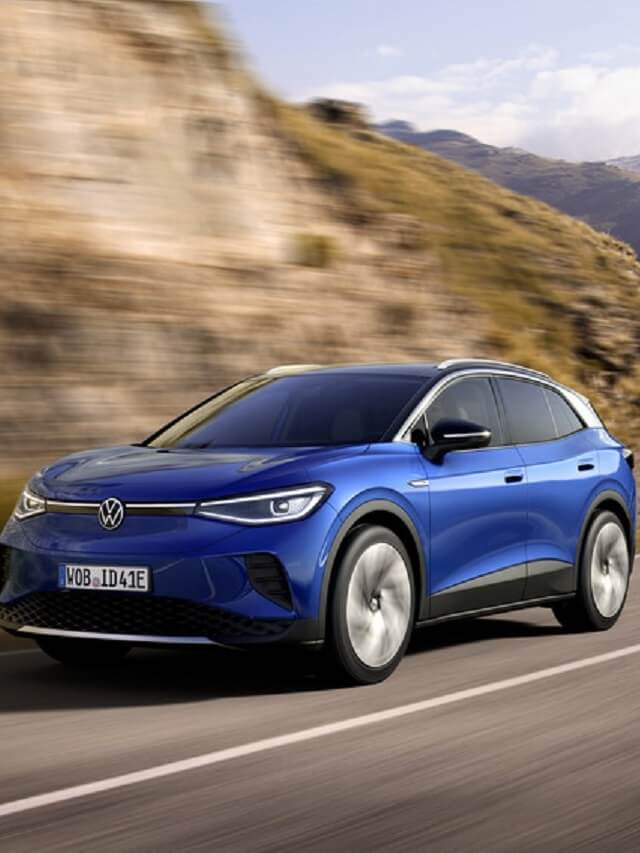 Novo modelo do SUV elétrico da Volkswagen, ID.4 na cor azul, andando na estrada