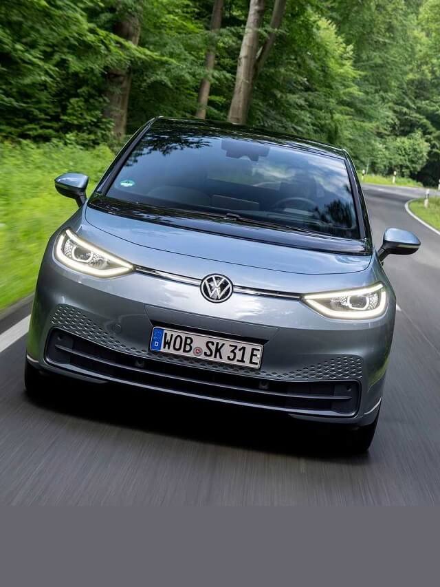 Dianteira do novo VW ID.3 na cor cinza, andando na estrada