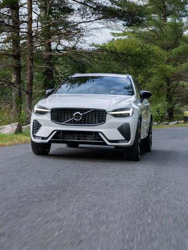 Dianteira do novo Volvo XC60 2022 na cor branco, andando na estrada