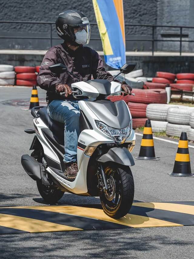 Nova Yamaha Fluo 125 2022 na cor branco, passando pela lombada