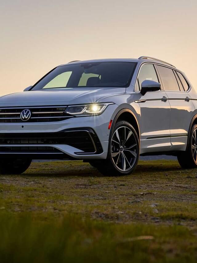Carro novo da Volkswagen na cor branco, de frente parado na grama