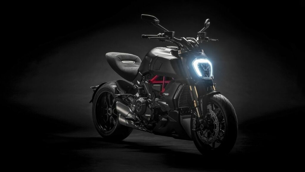 Diavel 1260 s 2022 com farol aceso