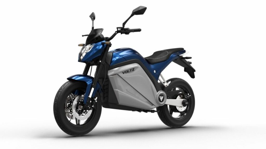 Foto lateral de uma EVS 2023 na cor Neptune mais conhecida com azul
