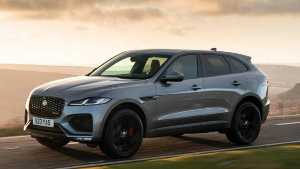 F-Pace 2023 da Jaguar, andando em uma estrada