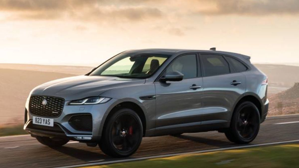 F-Pace 2023 da Jaguar, andando em uma estrada