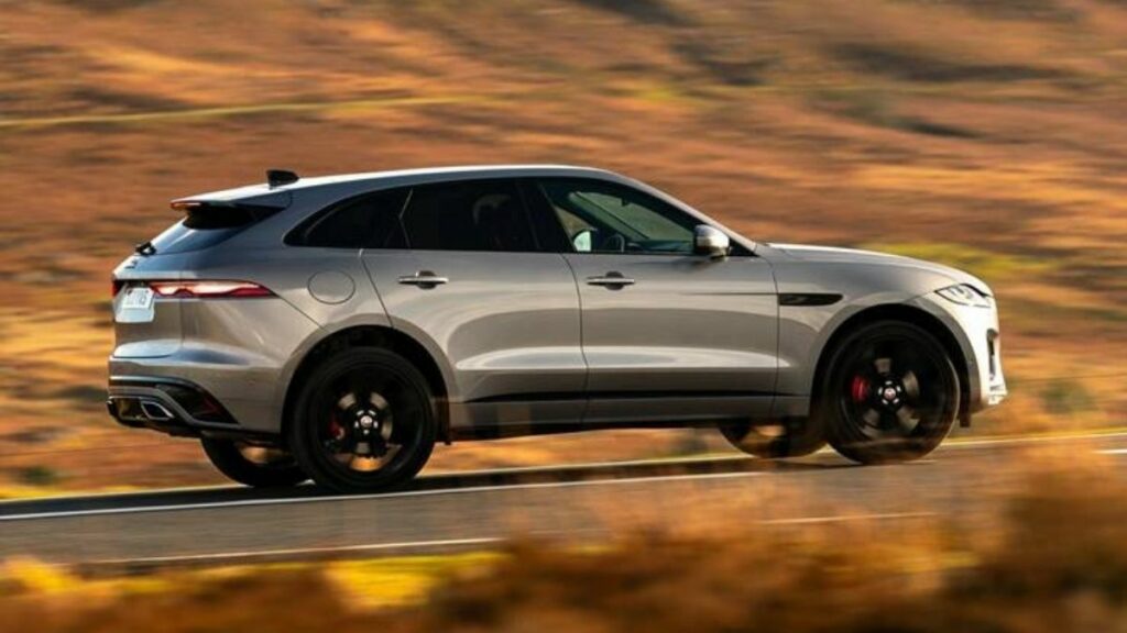 Lateral do Jaguar F-Pace 2022 cor cinza