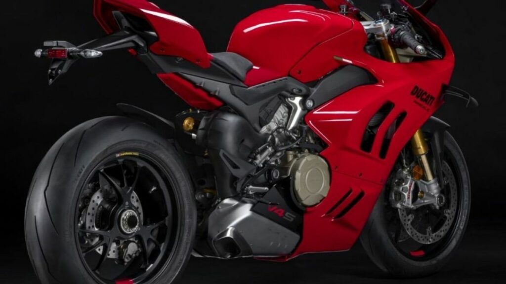Detalhe da traseira e escapamento da Panigale V4 2022 vermelha