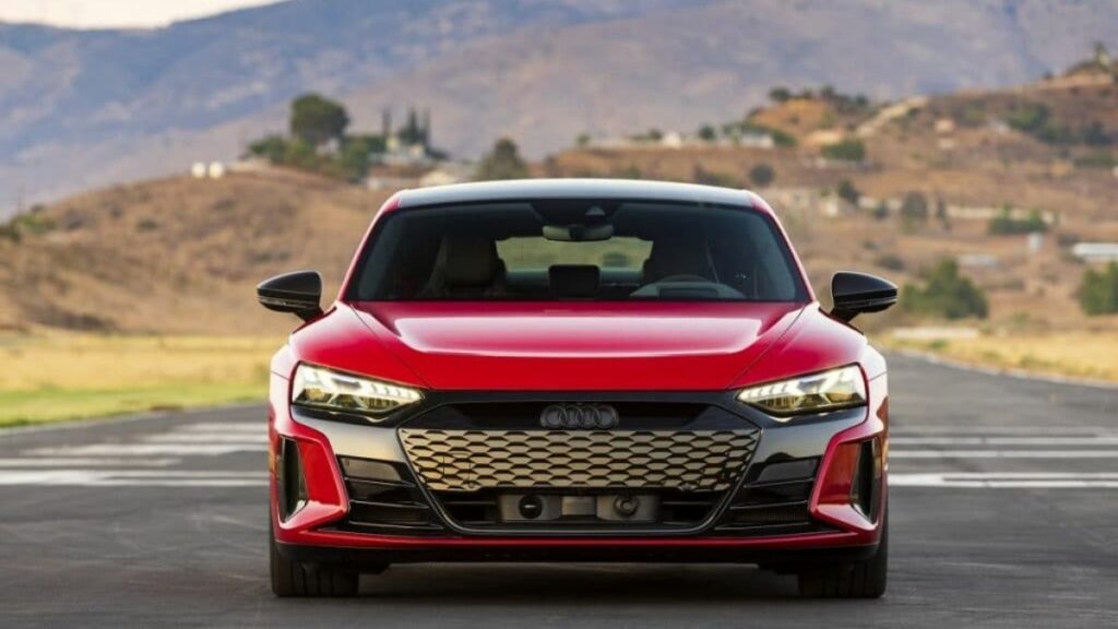 Frente do RS E-TRON GT 2022 vermelho