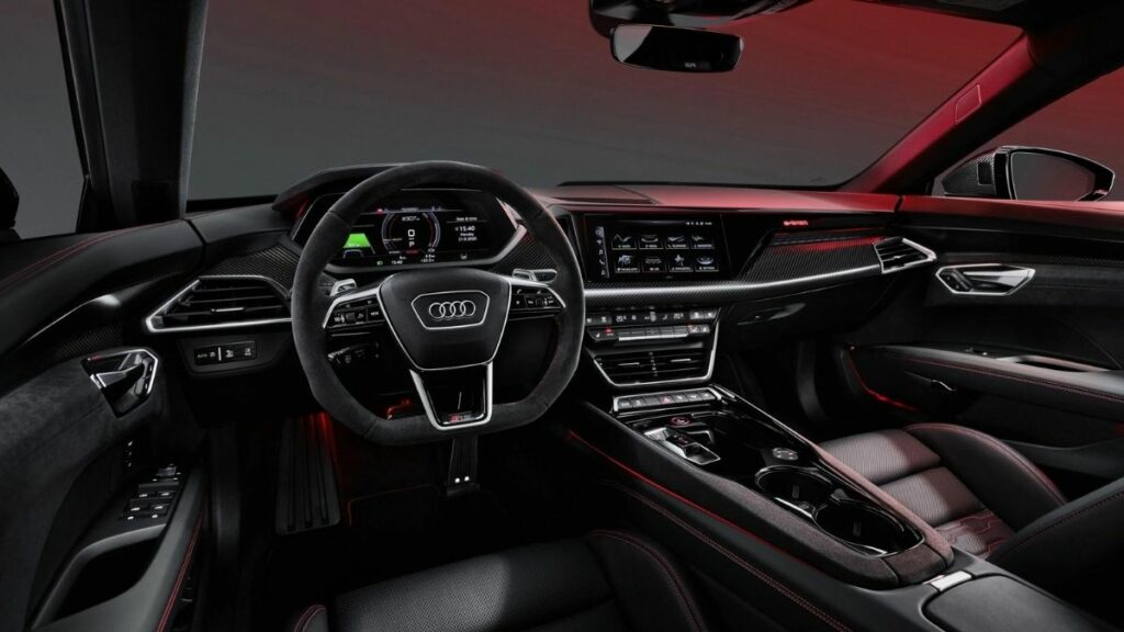 Interior RS E-TRON GT 2022 predominantemente preto