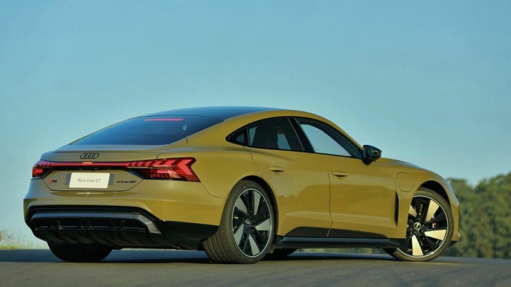 Traseira do Audi RS E-TRON GT 2022 verde