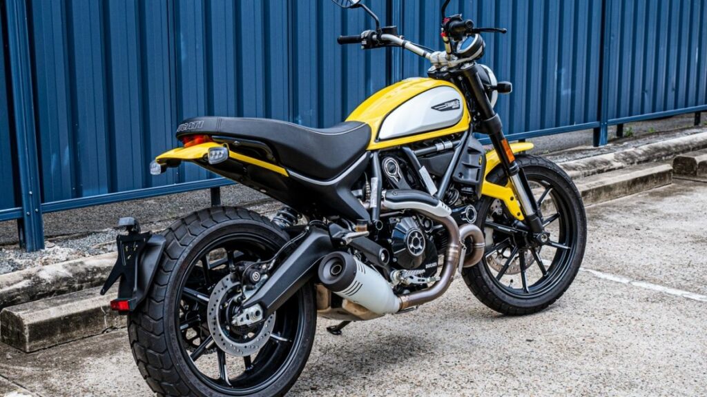 Traseira de Scrambler Icon 2022 amarela