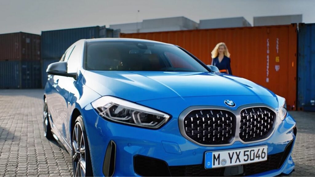 BWM Série 1 modelo novo azul