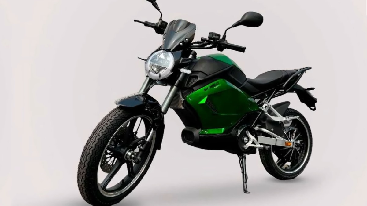 SHE-S 2023 Shineray verde, em um fundo claro