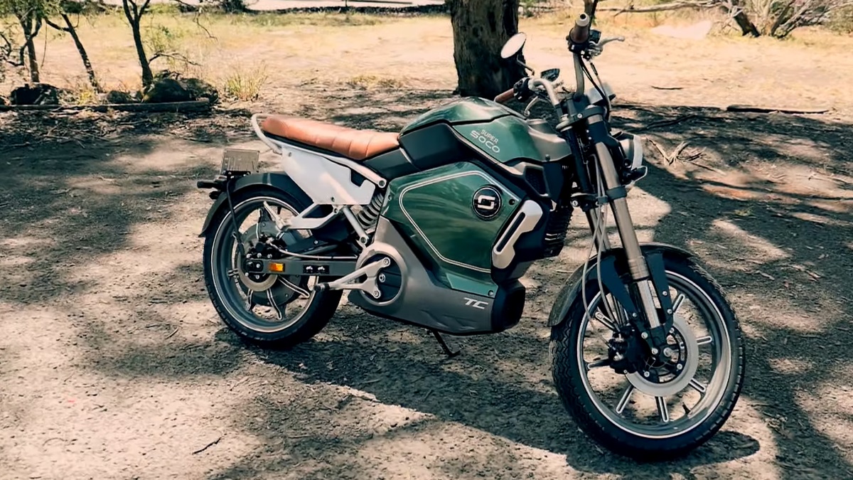 TC 2022 verde em um campo com grama e folhagens secas.