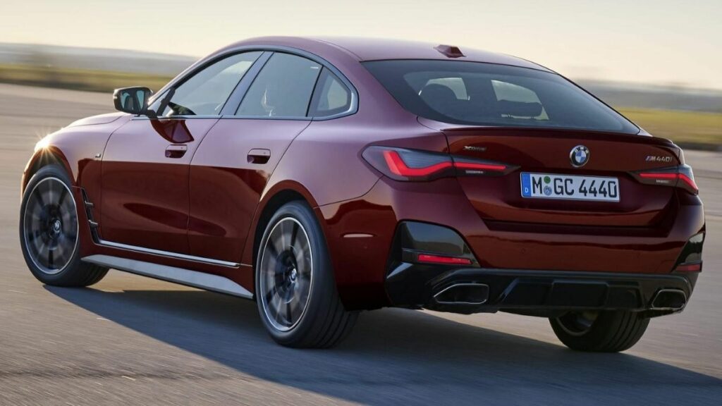 BMW Série 2 Gran Coupé 2022 traseira vermelho