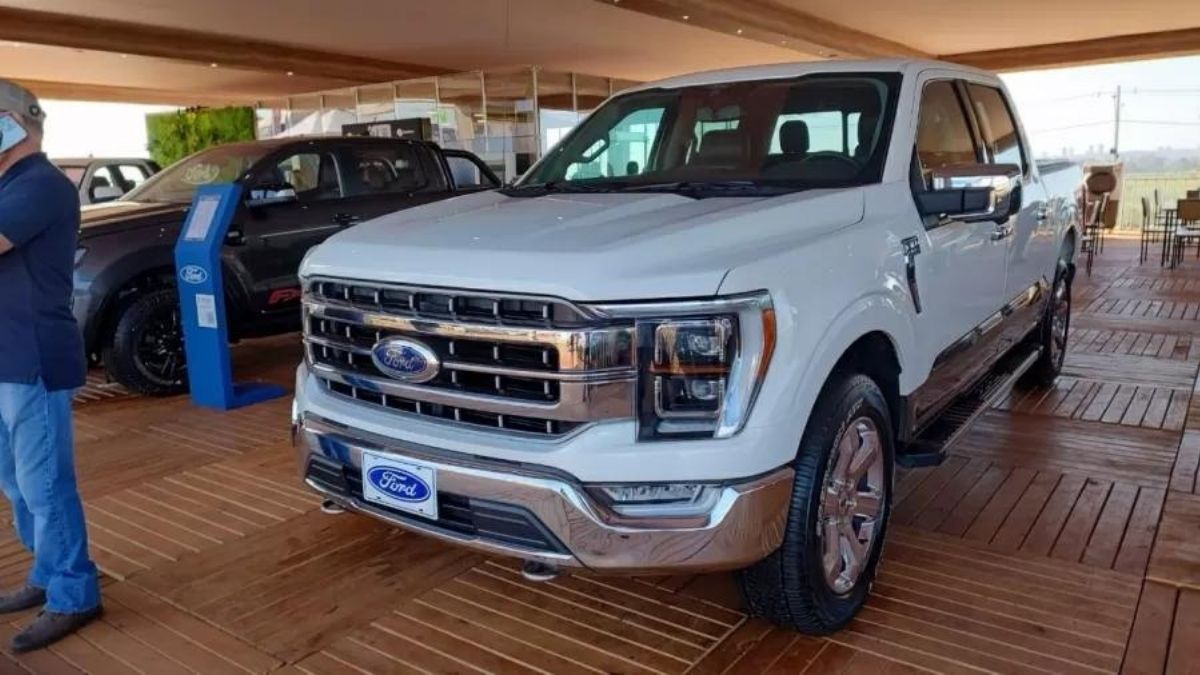Ford F-150 branca com cromado em uma garagem