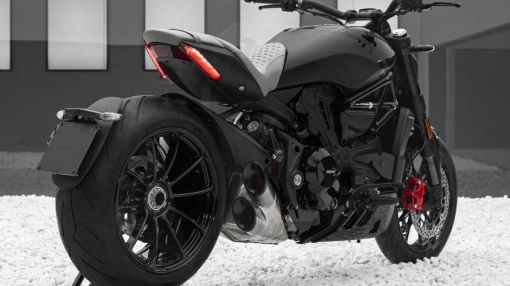 Traseira da Ducati Xdiavel 2022 preta