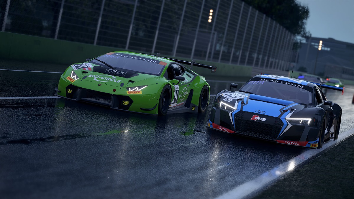 Melhores jogos de corrida para PS5. Com um carro verde ao lado de um carro azul em uma corrida após uma chuva em alta velocidade.