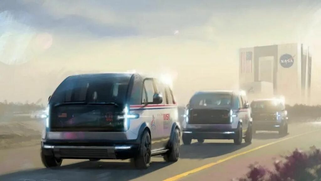 Astronautas da NASA de carro elétrico