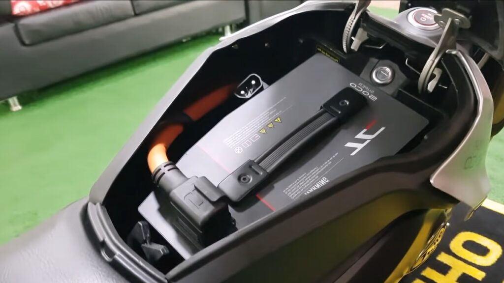 Bateria da Super Soco TC Max com um fundo de um tapete verde.