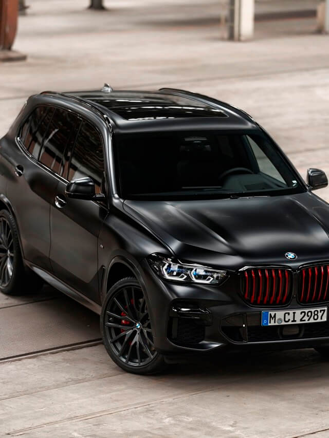 BMW X5 2022 na cor preto fosco, com detalhes na cor vermelho