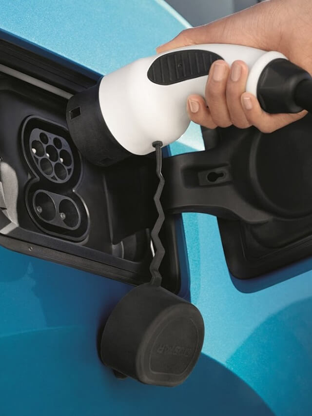 pessoa colocando o carro elétrico para carregar