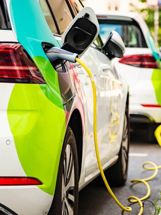 Carros híbridos recarregando a bateria