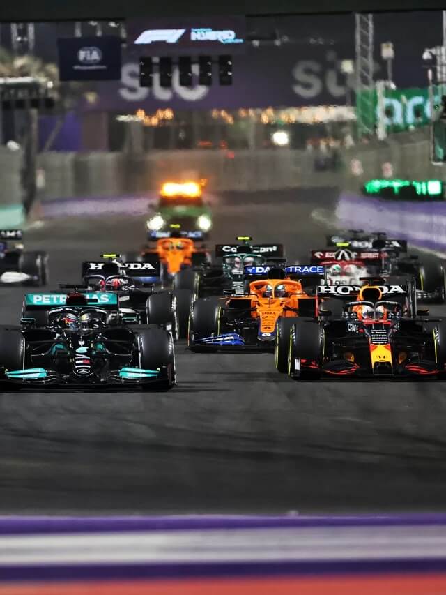 Carros de corrida da F1 2022 na pista