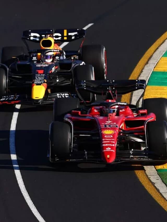 Carros da F1 andando na pista de corrida