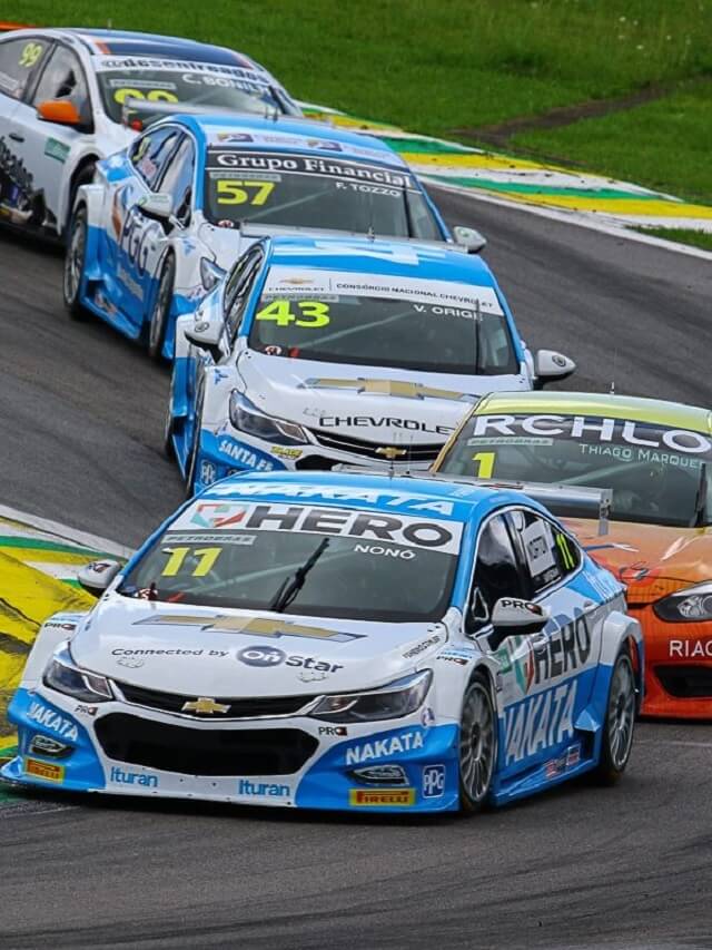 Carros de corrida na pista