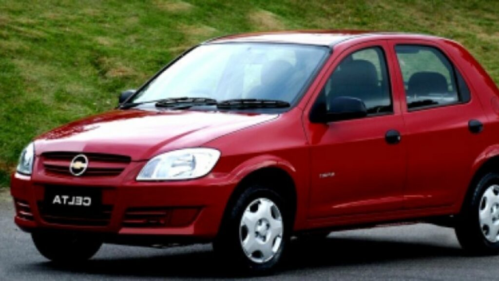 Chevrolet Celta 4 portas vermelho exterior