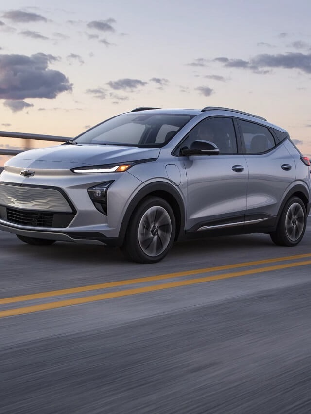 Novo Chevrolet Bolt 2023 na cor cinza, andando no asfalto