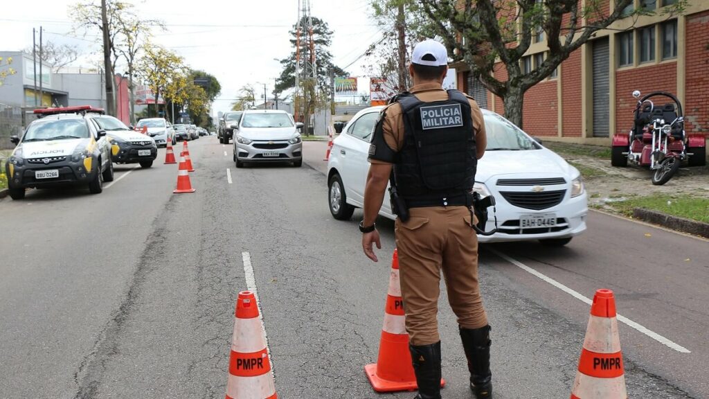 Pessoas sendo paradas na blitz Policial com CNH comprada