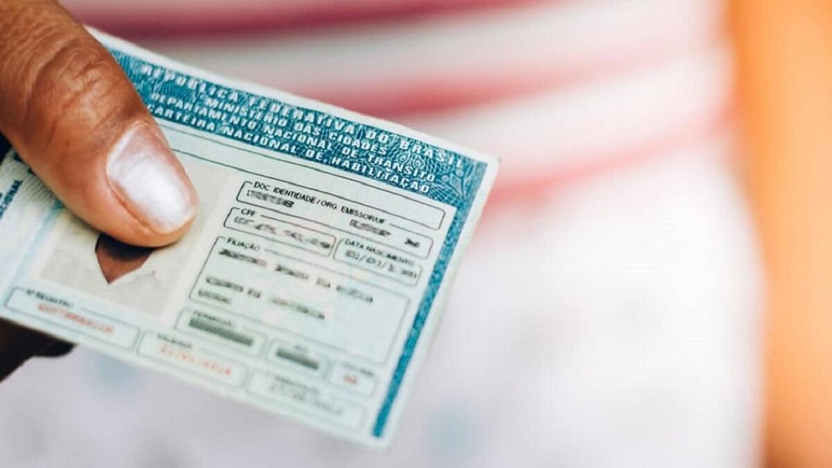 CNH na mão de uma pessoa