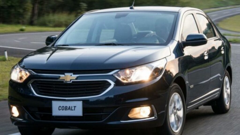 chevrolet cobalt preto na estrada