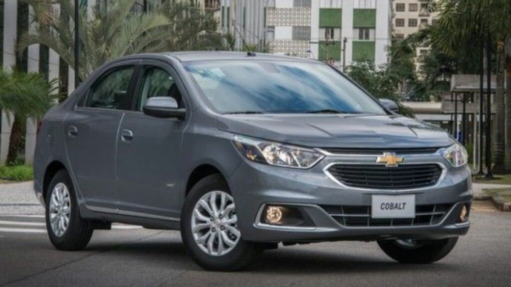 chevrolet cobalt cinza de frente em 2022