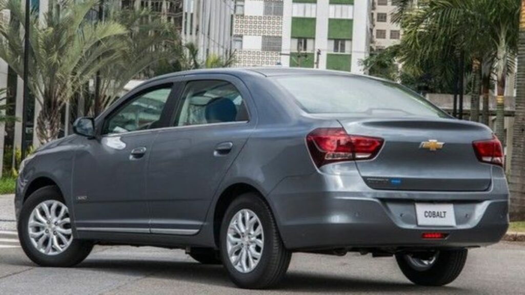 chevrolet cobalt traseira